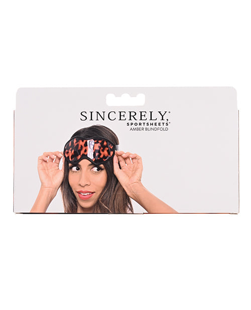 Atentamente, Amber Blindfold