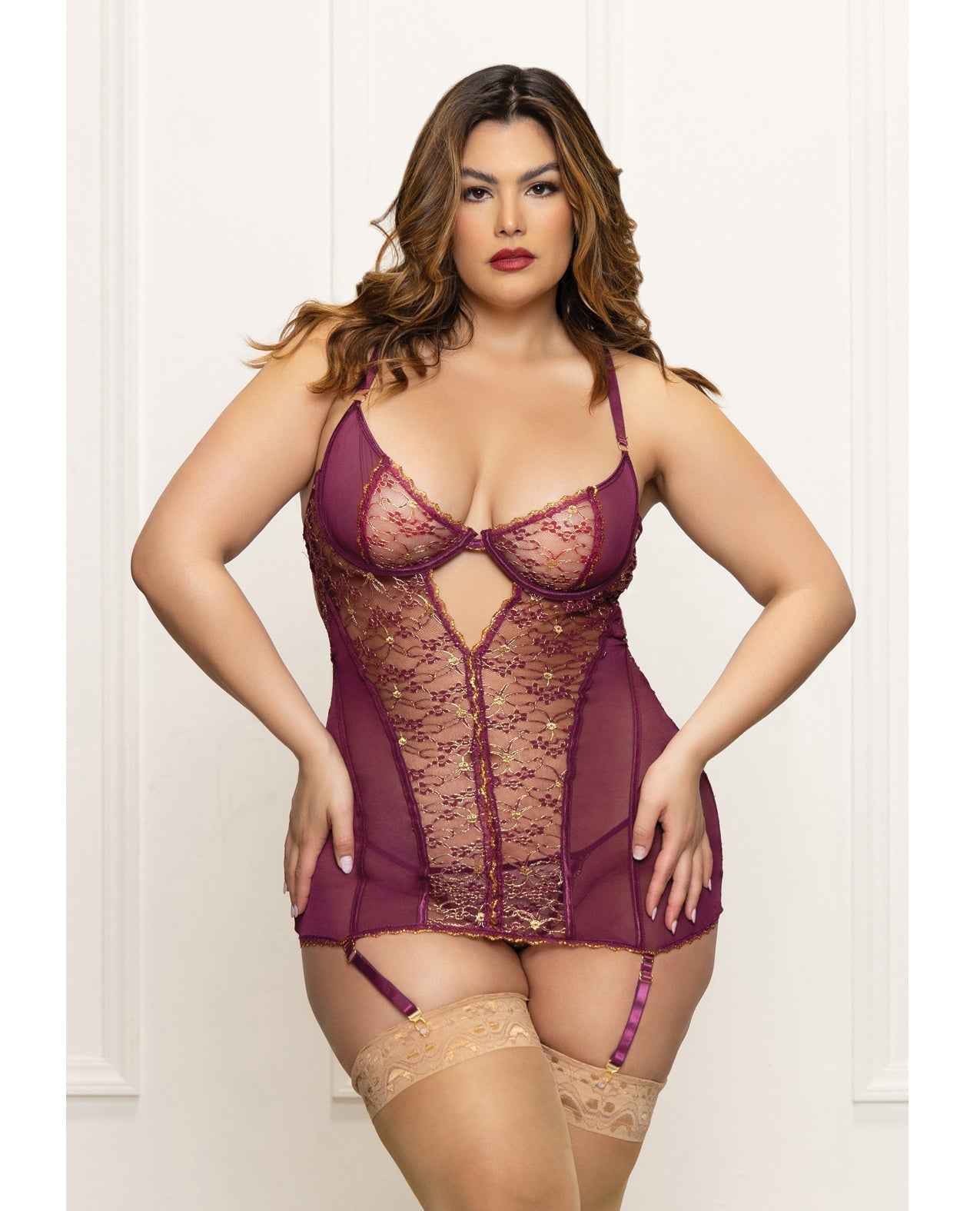 Chemise y Tanga de Encaje Metálico con Malla y Ligueros - Ciruela 1X/2X