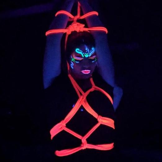 Corde de Bondage Réactive à la Lumière Noire - 1/4" / 6mm - Longueur Personnalisée - Réactive aux UV