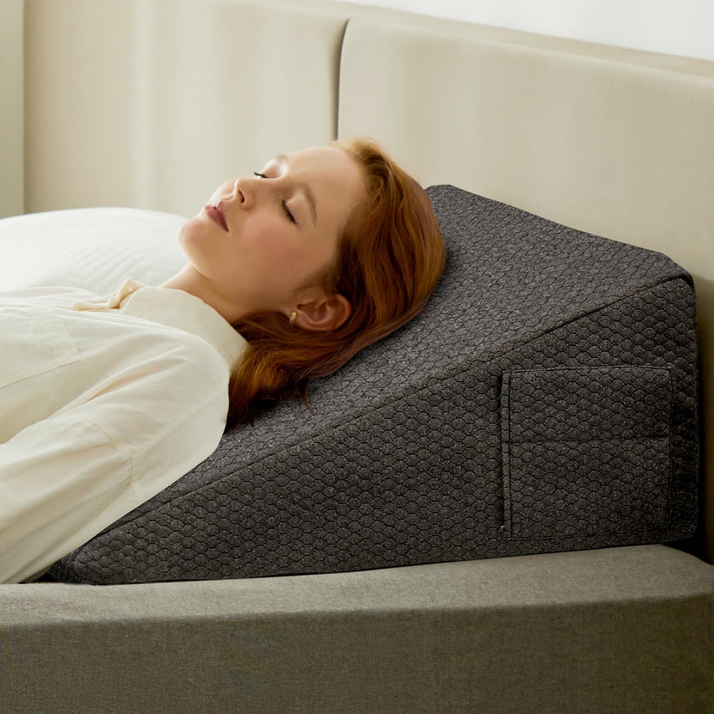Oreiller triangulaire de soutien intime gris foncé pour couples