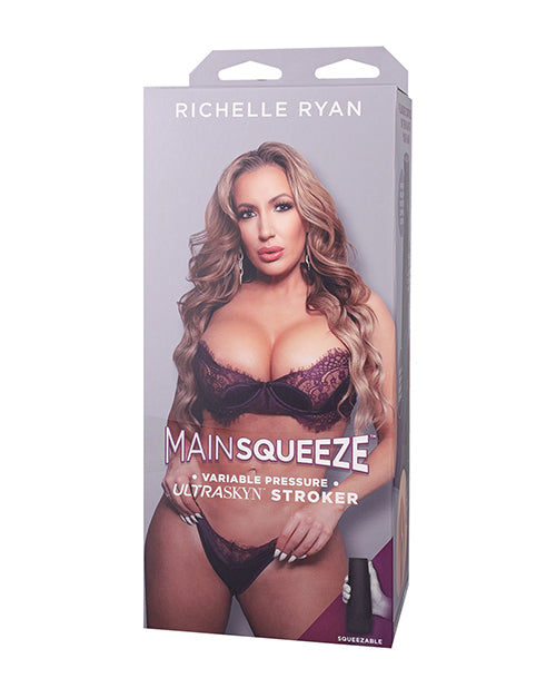 Main Squeeze Richelle Ryan caresse le chat.