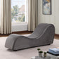 Chaise de terciopelo gris para una experiencia íntima