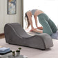 Chaise de terciopelo gris para una experiencia íntima