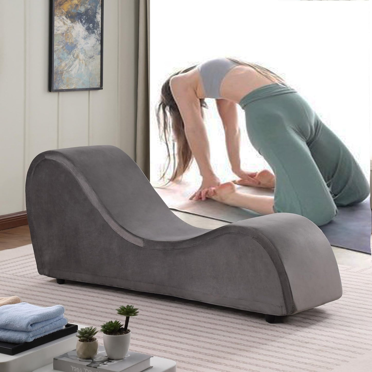 Chaise de terciopelo gris para una experiencia íntima