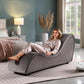 Chaise de terciopelo gris para una experiencia íntima