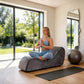 Chaise de terciopelo gris para una experiencia íntima