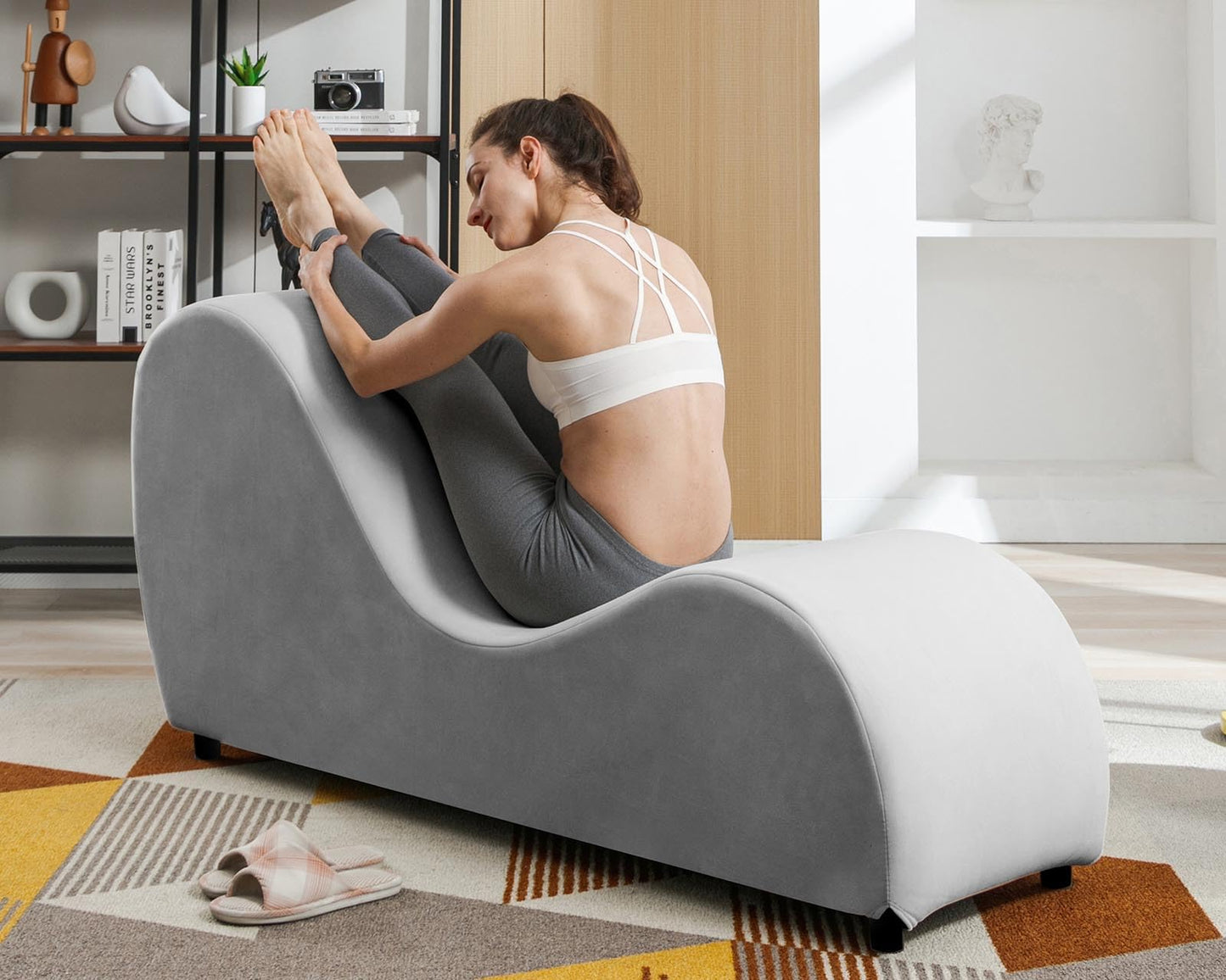 Chaise íntima de terciopelo ancho con curva en S