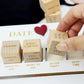 Dés de décision de rendez-vous romantique en bois